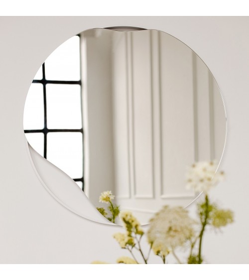 White round mirror